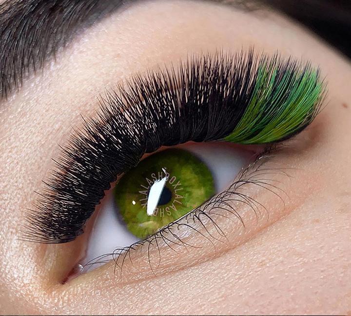 The green lashes can be applied in Christmas holiday.